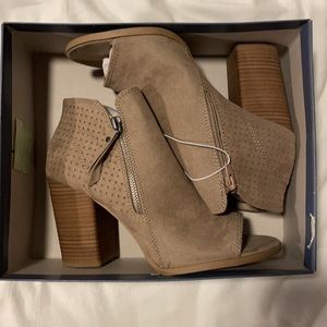Universal Thread Collie bootie taupe size 10W